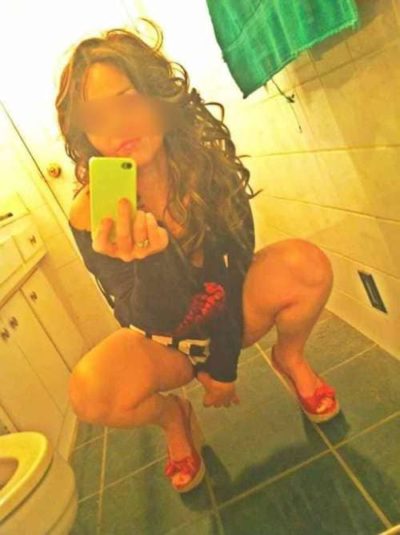 Amandine la femme poilue avec un gode